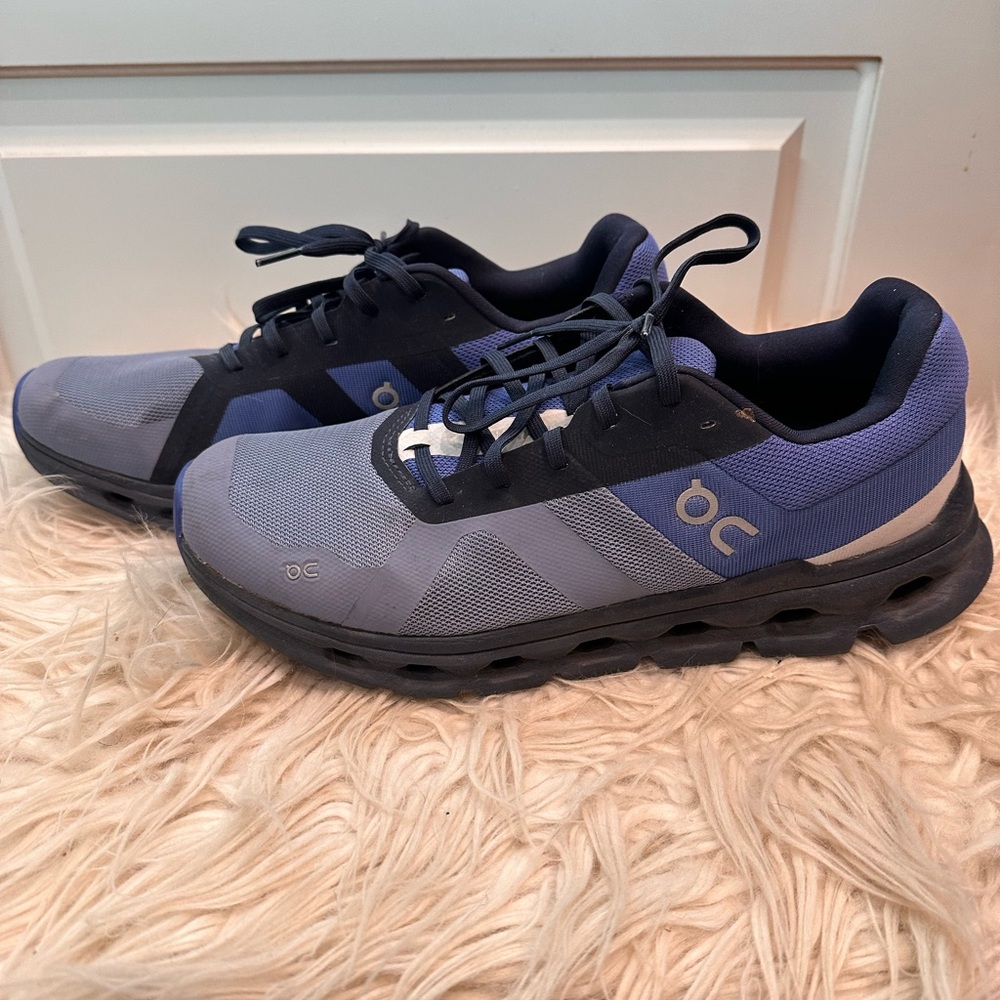 Men’s OnCloud running shoes, size 10.5